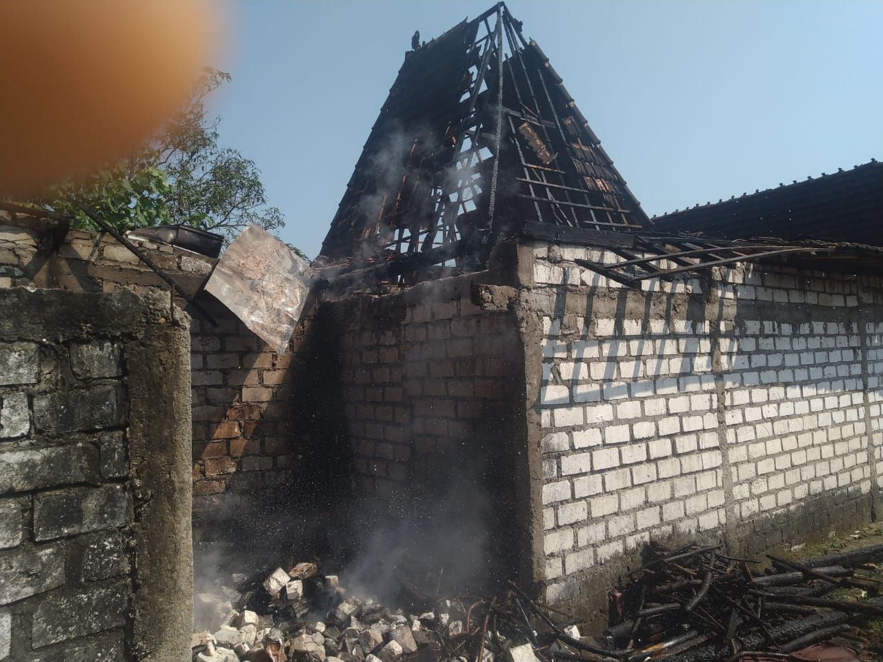 Akibat Puntung Rokok, Satu Rumah di Pucakwangi Hangus Terbakar