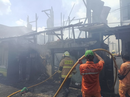 Kebakaran Hanguskan 2 Unit Rumah di Jakarta