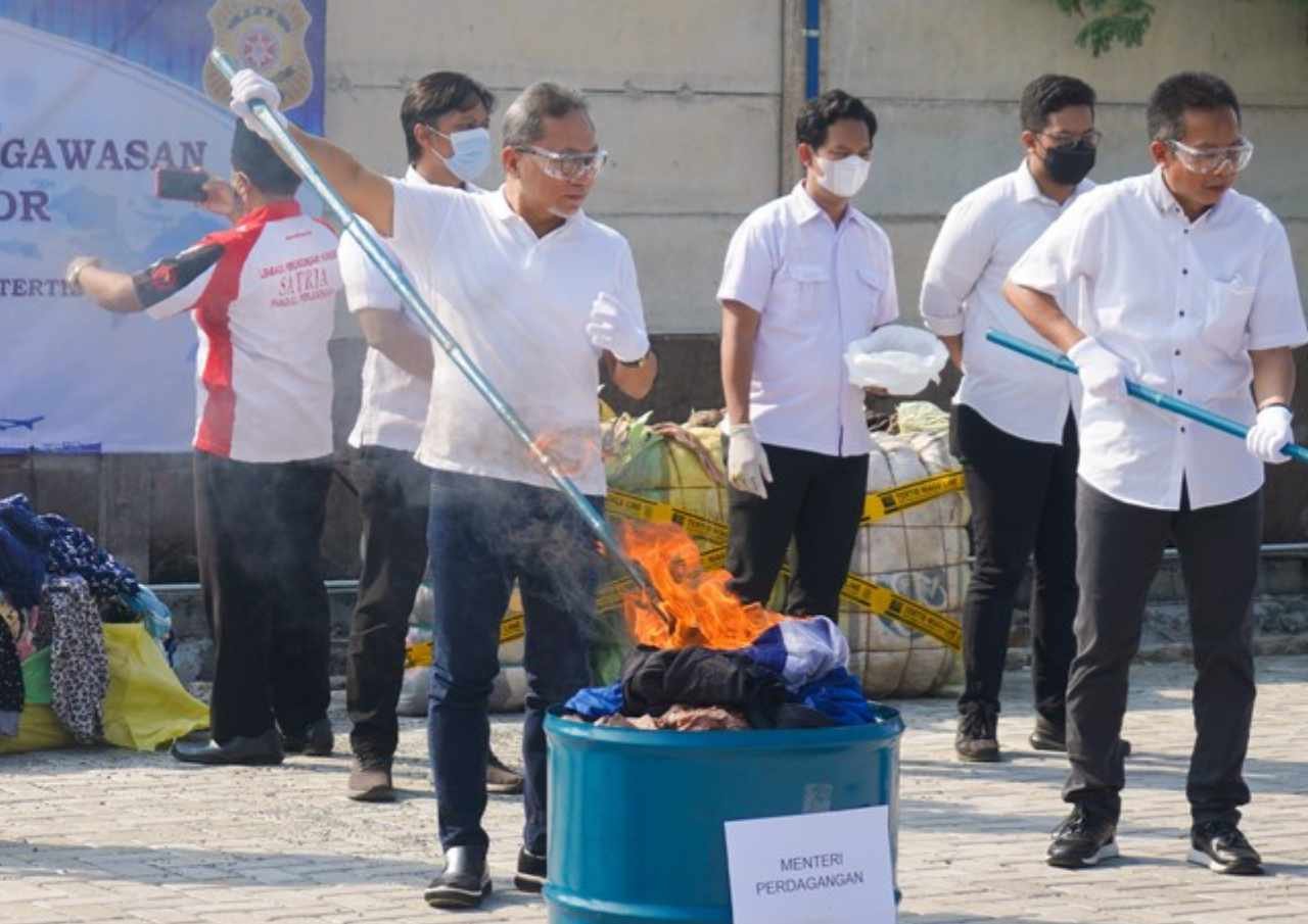 Kemendag Bakar 750 Bal Baju Bekas Impor Senilai 9 Miliar