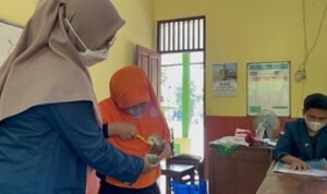 Foto: Mahasiswi KKN UNDIP sedang membantu siswa dalam memperagakan cara menggosok gigi dengan benar/Sekar Diah Kumalasari