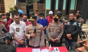 Polres Rembang Bongkar Penimbunan Solar 4.000 Liter di Kecamatan Kragan Polres Rembang Bongkar Penimbunan Solar 4.000 Liter di Kecamatan Kragan
