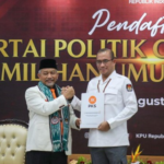 Daftar Sebagai Peserta Pemilu 2024, Ratusan Kader PKS Lantunkan Salawatan di Depan Kantor KPU