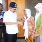 Pasca Tersapu Banjir, Bupati Haryanto Serahkan Bantuan Rumah kepada Warga Bulumanis Kidul