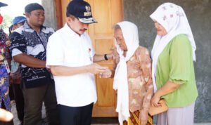 Pasca Tersapu Banjir, Bupati Haryanto Serahkan Bantuan Rumah kepada Warga Bulumanis Kidul Pasca Tersapu Banjir, Bupati Haryanto Serahkan Bantuan Rumah kepada Warga Bulumanis Kidul