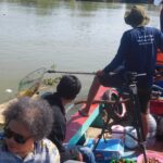 Sejumlah Masyarakat Gotong-royong Bersihkan Sampah yang Mengotori Sungai Juwana