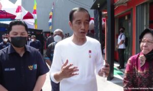 Jokowi Serahkan BLT BBM Agar Daya Beli Masyarakat Meningkat