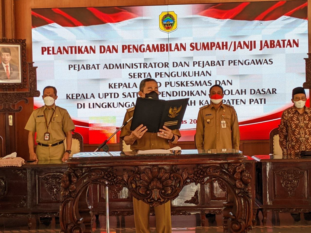 Foto : Bupati Pati Haryanto saat menyampaikan sambutan acara pelantikan dan pengambilan sumpah jabatan (Sumber : Mitrapost.com/Anang SY)