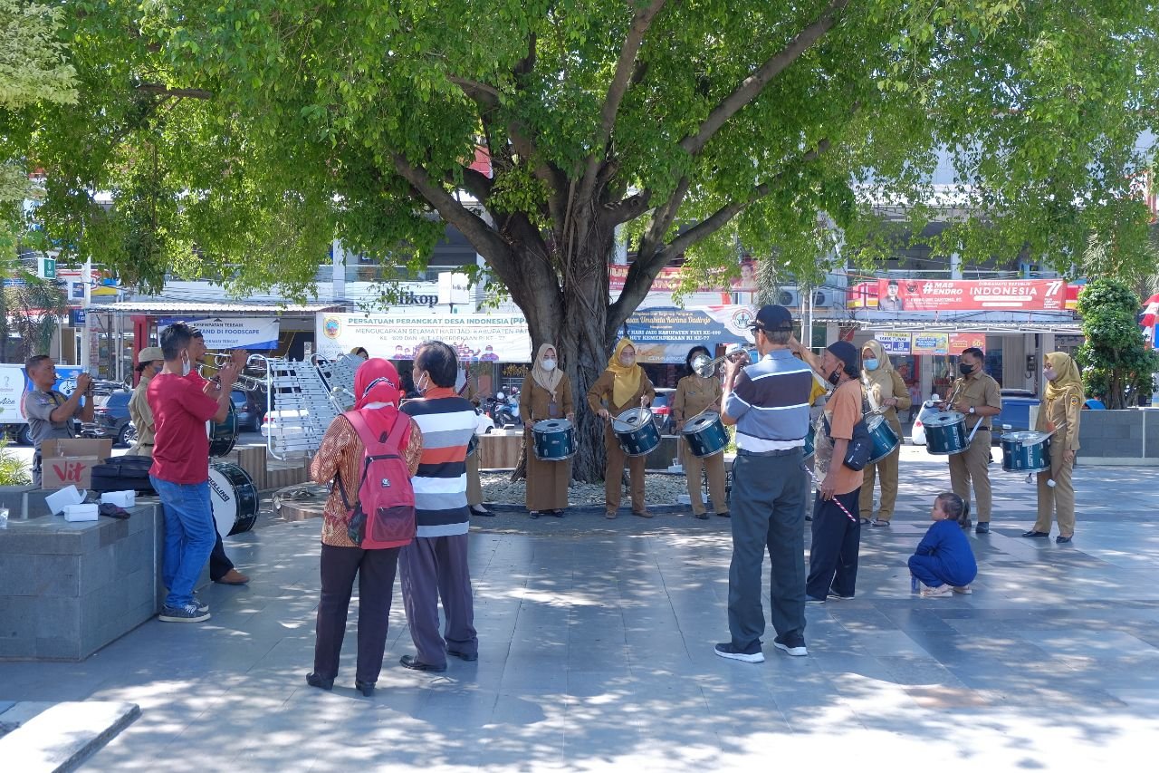 Foto: Suasana Latihan Drumband di Alun-Alun (sumber: vind/mitrapost.com)