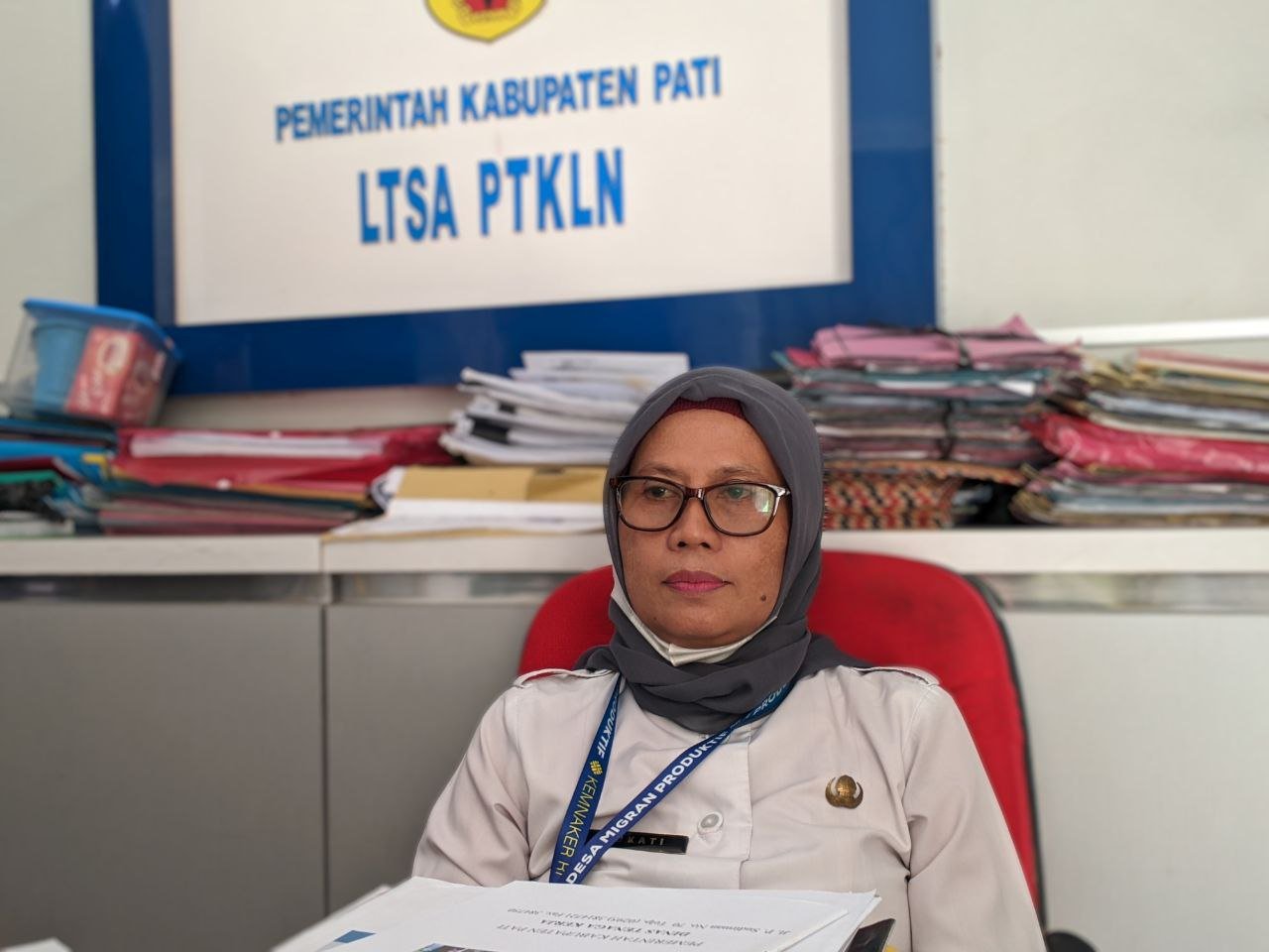 Foto : Petugas Pengantar Kerja Muda Dinas Ketenagakerjaan (Disnaker) Kabupaten Pati, Sukati (Sumber : Mitrapost.com/Anang SY) Foto : Petugas Pengantar Kerja Muda Dinas Ketenagakerjaan (Disnaker) Kabupaten Pati, Sukati (Sumber : Mitrapost.com/Anang SY)