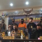 Foto: PH alias Banyak saat dihadirkan didepan awak media melalui Konferensi Pers (Sumber: vind/mitrapost.com)