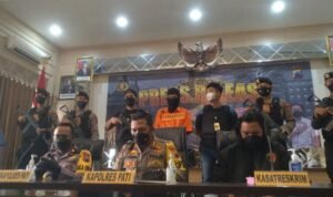 Foto: PH alias Banyak saat dihadirkan didepan awak media melalui Konferensi Pers (Sumber: vind/mitrapost.com)