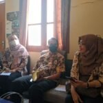 Foto : Kepala Bidang (Kabid) PPM Bappeda Kabupaten Pati, saat didampingi bersama dengan Staff tim 1 OPD 1 Desa Dampingan (Sumber : Mitrapost.com/Anang SY)