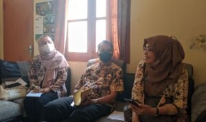 Foto : Kepala Bidang (Kabid) PPM Bappeda Kabupaten Pati, saat didampingi bersama dengan Staff tim 1 OPD 1 Desa Dampingan (Sumber : Mitrapost.com/Anang SY)