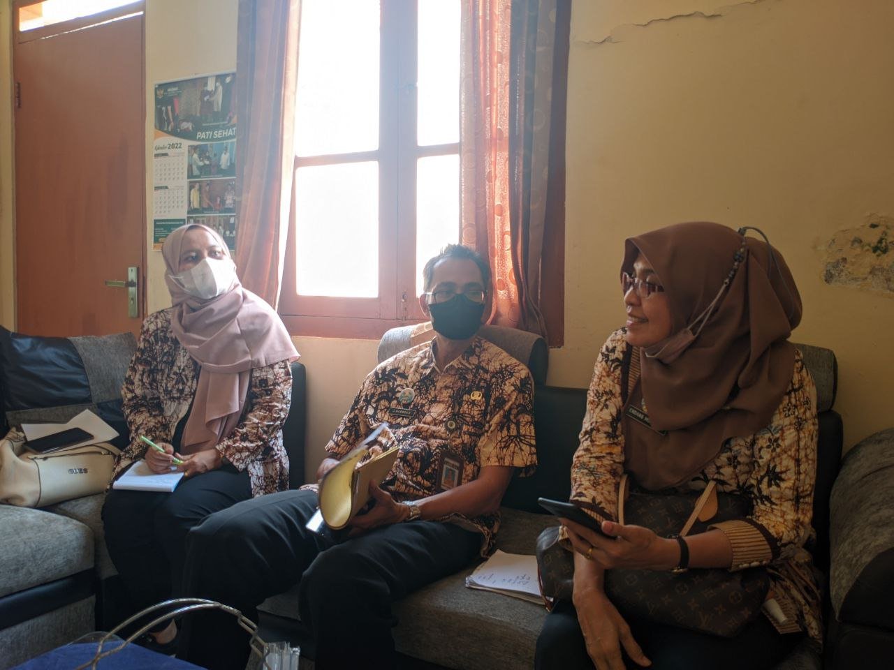 Foto : Kepala Bidang (Kabid) PPM Bappeda Kabupaten Pati, saat didampingi bersama dengan Staff tim 1 OPD 1 Desa Dampingan (Sumber : Mitrapost.com/Anang SY)