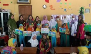 Foto : Foot bersama tim RPA Kabupaten Pati dengan para murid RA-KB Al Husna Pondowan (Sumber : Mitrapost.com/Anang SY)