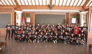 Foto: Manajemen dan pemain Persipa Pati foto bareng Pj Bupati Pati Henggar Budi Anggoro/ mitrapost.com/ M. Kafi Foto: Manajemen dan pemain Persipa Pati foto bareng Pj Bupati Pati Henggar Budi Anggoro/ mitrapost.com/ M. Kafi