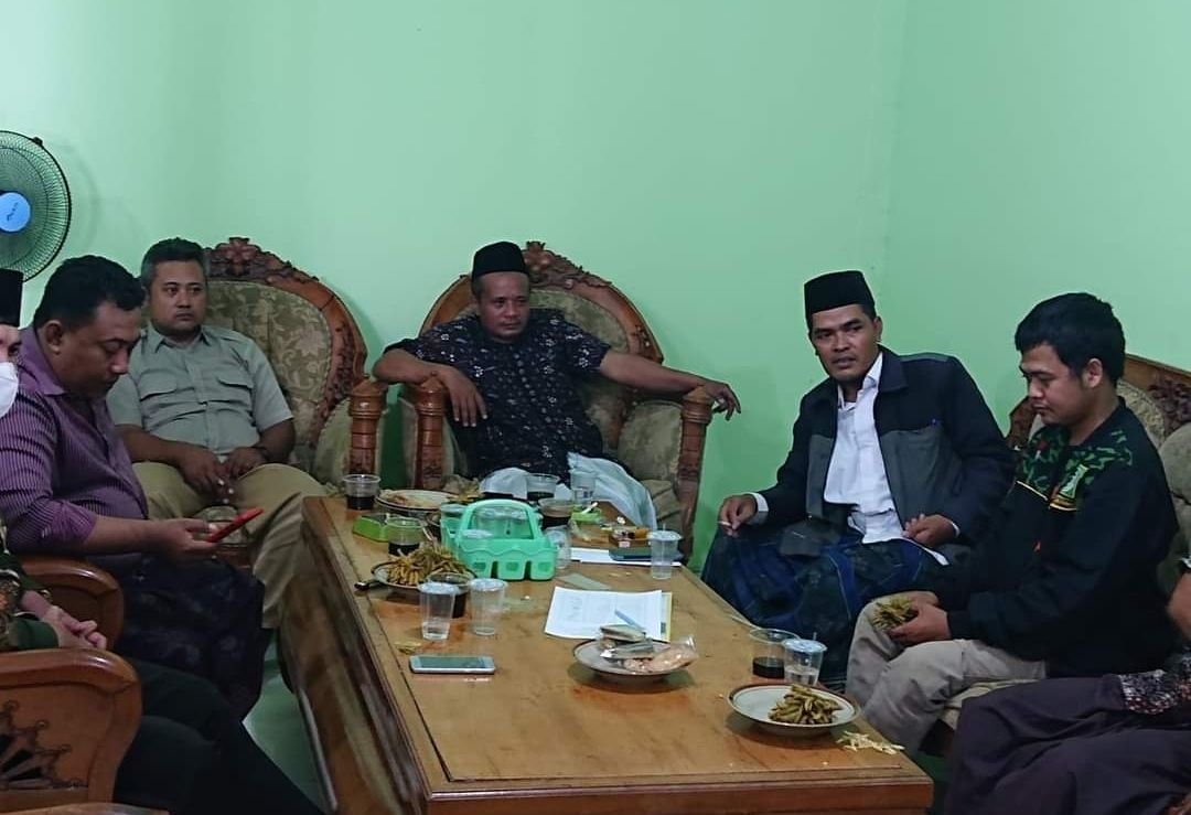 Foto: Ahmad Zamroni Ketua DPC PPP Kabupaten Pati saat bersama kader-kader nya (Sumber: VIND/Mitrapost.com)