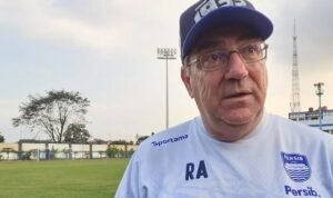 Robert Rene Alberts Dipecat dari Kursi Kepelatihan Persib Bandung