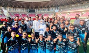 Jokowi Dorong Anak Papua dapat Meneruskan Rekam Jejak Legenda Sepak Bola Rully Nere