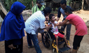 tepis kabar disabilitas tak pernah dapat bantuan, dinsosp3akb lakukan visitasi dan pemberian kursi roda