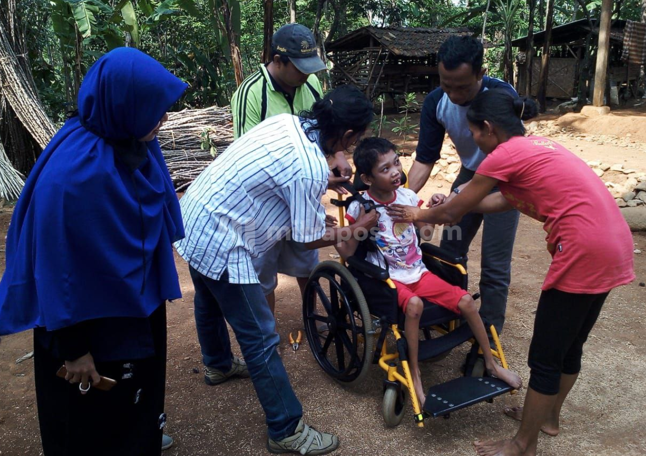 Tepis Kabar Disabilitas Tak Pernah Dapat Bantuan, DINSOSP3AKB Lakukan Visitasi dan Pemberian Kursi Roda