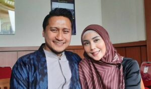 Arie Untung Diisukan Poligami, Begini Ungkapan Hati Fenita Arie