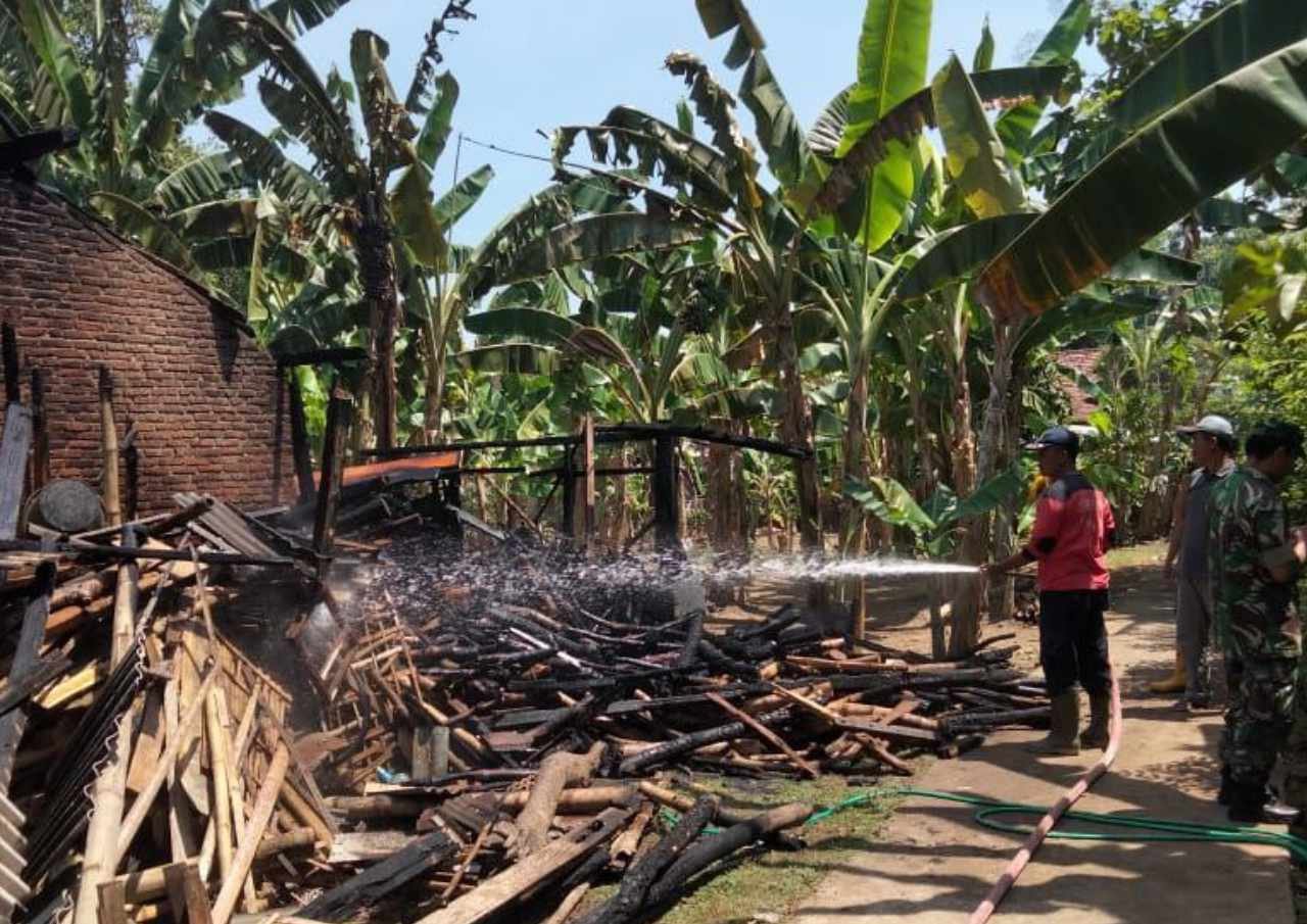 Dapur Rumah di Tunjungrejo Hangus Terbakar