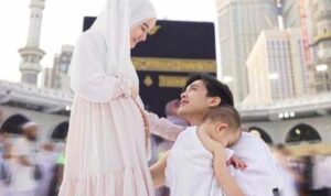 Dinda Hauw Umumkan Hamil Anak Kedua saat Umrah Dinda Hauw Umumkan Hamil Anak Kedua saat Umrah