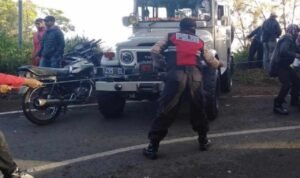 Mobil Jip Bromo Terjun ke Jurang, 2 Orang Dilaporkan Tewas Mobil Jip Bromo Terjun ke Jurang, 2 Orang Dilaporkan Tewas