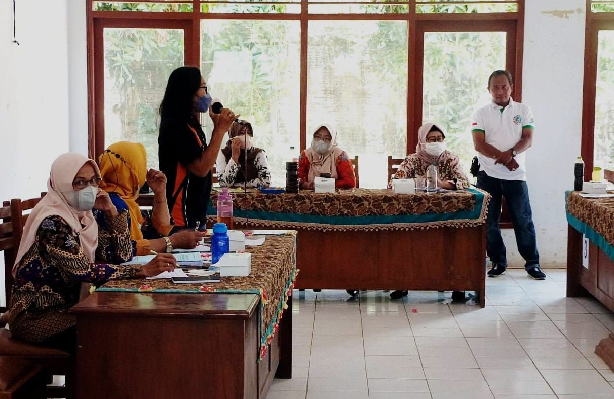 Foto: Kegiatan sosialisasi pembuatan eco enzyme (Sumber: VIND/Mitrapost.com)