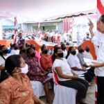 Jokowi Tinjau Penyaluran Bantuan Sosial di Kantor Pos Kepulauan Aru