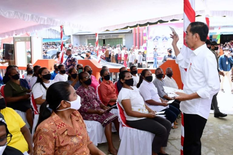 Jokowi Tinjau Penyaluran Bantuan Sosial di Kantor Pos Kepulauan Aru