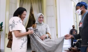 Ibu Negara Bawakan Oleh-oleh Berupa Kain Khas Badui ke Istri Presiden Filipina