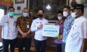 Bupati Kudus Serahkan Jaminan Sosial bagi Kesejahteraan Perangkat Desa
