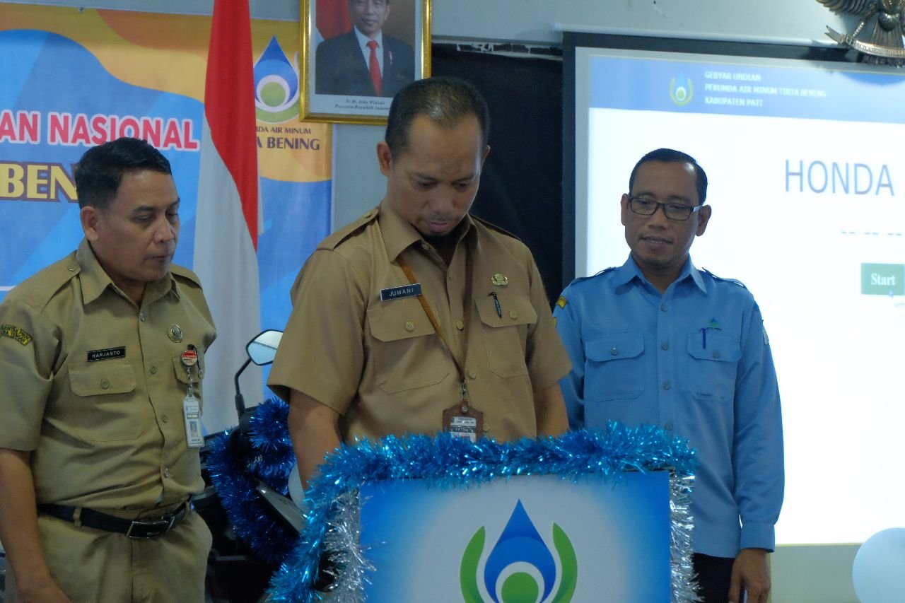 Foto: Pemutaran Undian Gebyar Hadiah di PDAM oleh Jumani (Sumber: VIND/Mitrapost.com) Foto: Pemutaran Undian Gebyar Hadiah di PDAM oleh Jumani (Sumber: VIND/Mitrapost.com)