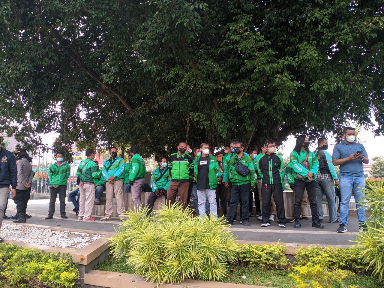 Foto : Sekumpulan Pengemudi Ojek Online Kabupaten Pati (Sumber : Mitrapost.com/Anang SY)