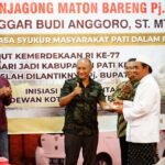 Foto: Henggar Saat Memotong tumpeng di acara forum njagong maton (Sumber: VIND/Mitrapost.com)