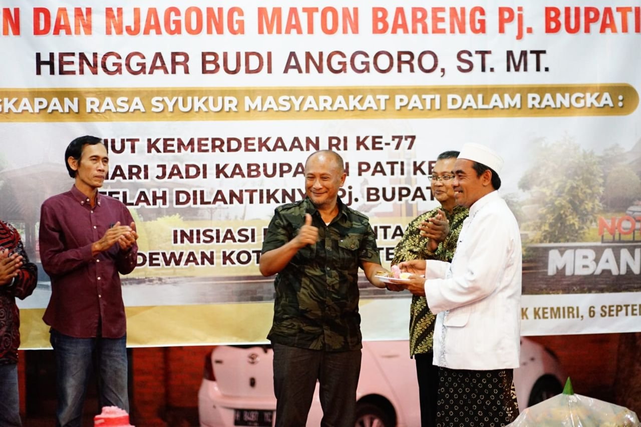 Foto: Henggar Saat Memotong tumpeng di acara forum njagong maton (Sumber: VIND/Mitrapost.com)