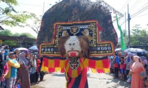 Foto: Kemeriahan Karnaval Haul Mbah Ronggo Ngemplak Kidul (Sumber: VIND/Mitrapost.com)
