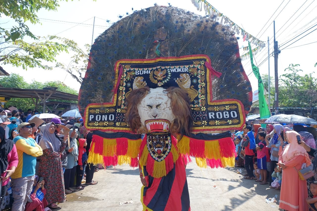 Foto: Kemeriahan Karnaval Haul Mbah Ronggo Ngemplak Kidul (Sumber: VIND/Mitrapost.com)