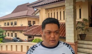 Foto : Dian Dwi Budianto, manajer tim Persipa Pati saat diwawancarai oleh tim media (Sumber : Mitrapost.com/Anang SY)