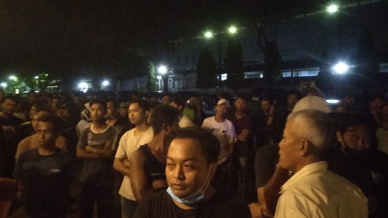 Foto: Suasana Demo di depan Koplak Karaoke (Sumber: VIND/Mitrapost.com)
