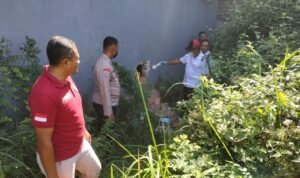 Foto: kepolisian saat olah TKP dan menunjukkan lubang di belakang Minimarket di Batangan/ humas Polres Pati