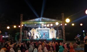 Foto : Suasana agenda Sholawatan peringatan Haul Mbah Nyai Daling Desa Kedalingan Kecamatan Tambakromo (Sumber : Mitrapost.com/Anang SY)