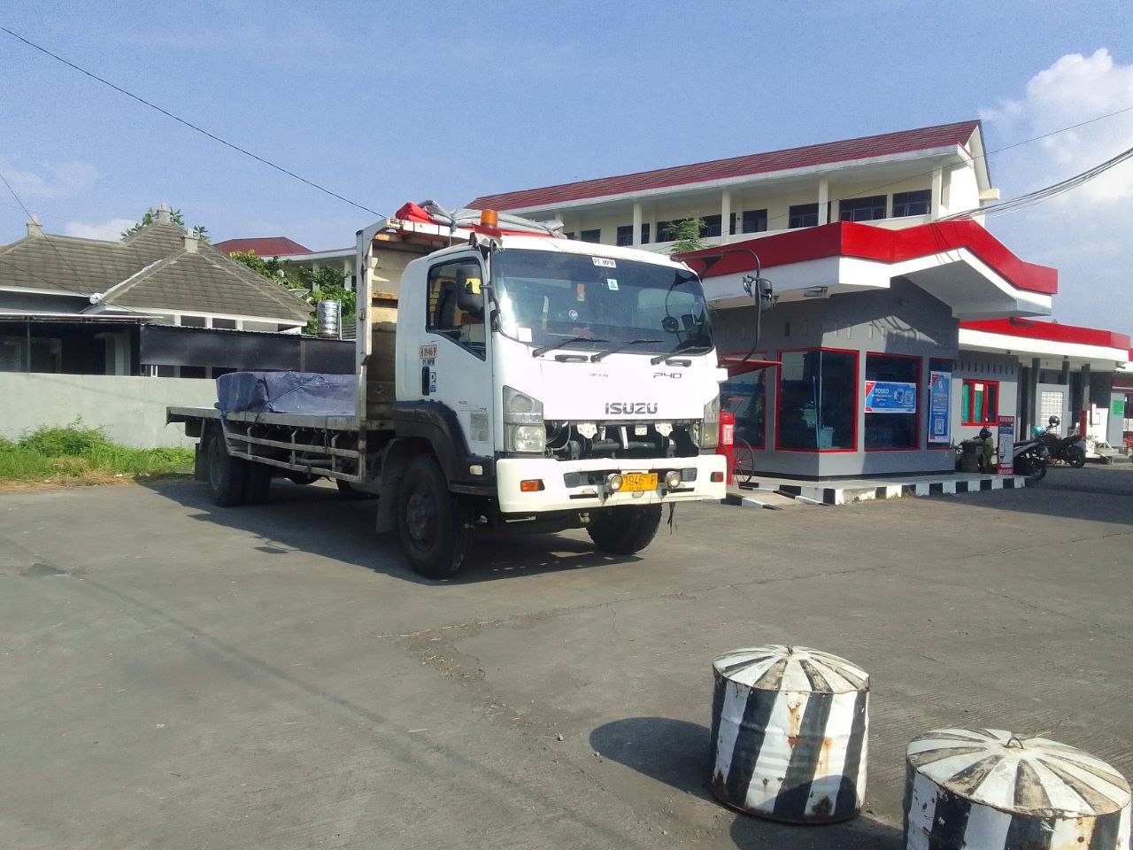Foto: Truk terpaksa parkir di Pom bensin karena tidak ada pangkalan terpusat (Sumber: anwar/Mitrapost.com)