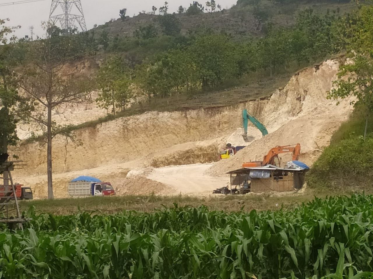 Foto: tambang di sepanjang jalur Sukolilo-Prawoto/ mitrapost.com/ M. Kafi