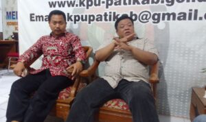 Foto: Imbang Setiawan (kanan) ditemani Anggota Divisi Teknis Penyelenggaraan saat diwawancara (Sumber: Anwar/Mitrapost.com)