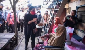 Temui Lansia yang Alami Rematik, Puan: Nanti Saya Kasih Susu