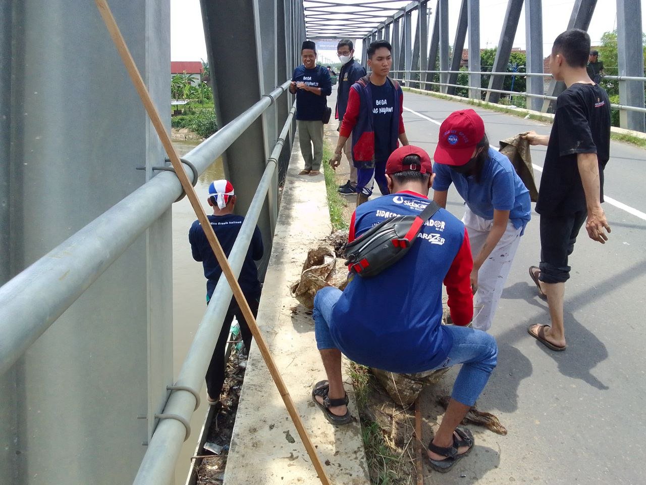Dewan Apresiasi Gerakan Pungut Sampah Oleh Lintas Agama di Kali Sampang Dewan Apresiasi Gerakan Pungut Sampah Oleh Lintas Agama di Kali Sampang