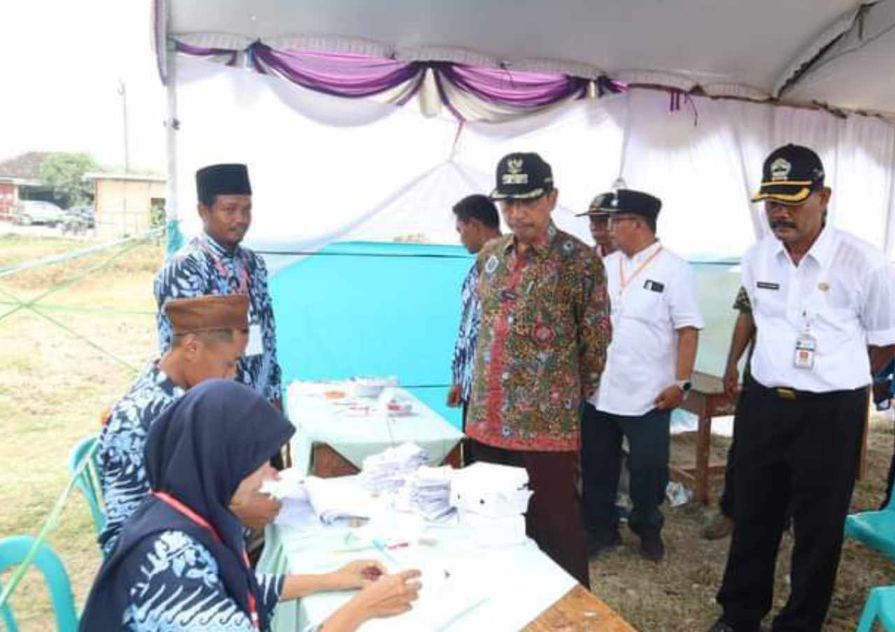 Foto: Bupati Rembang saat meninjau Pilkades 2022/mitrapost.com/Sri Lestari